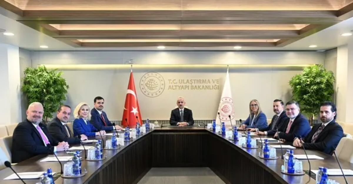 AK Parti İzmir heyeti Bakan Uraloğlu ile görüştü