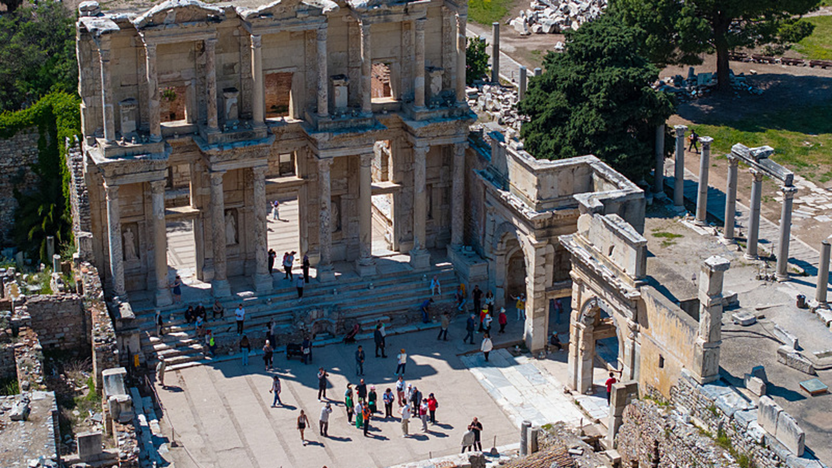 Efes'te 2 bin yıllık sütunlar restore ediliyor