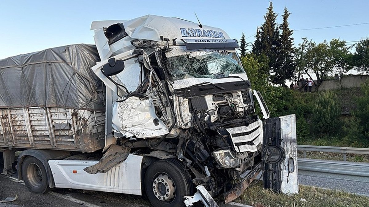 İzmir-Ankara Karayolu'nda tır kazası meydana geldi