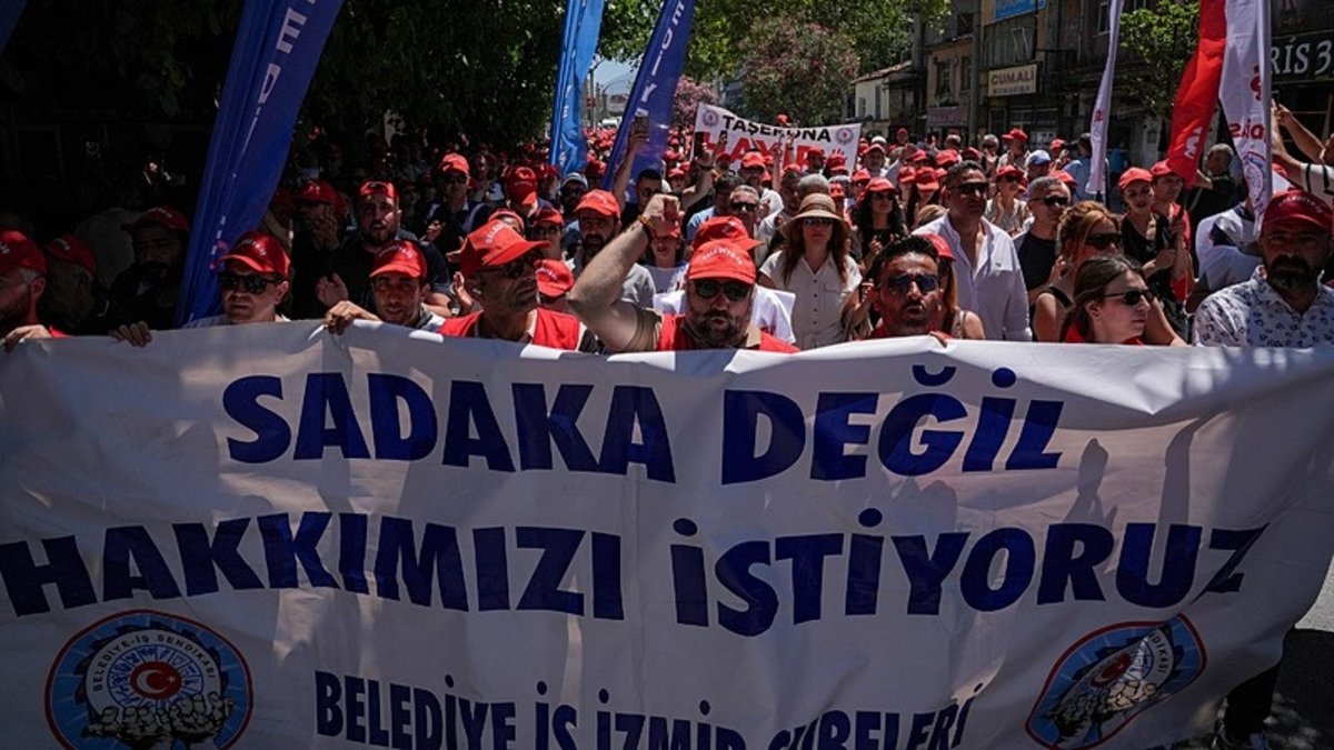 İzmir Büyükşehir Belediyesi işçileri iş bırakma eylemi yaptı