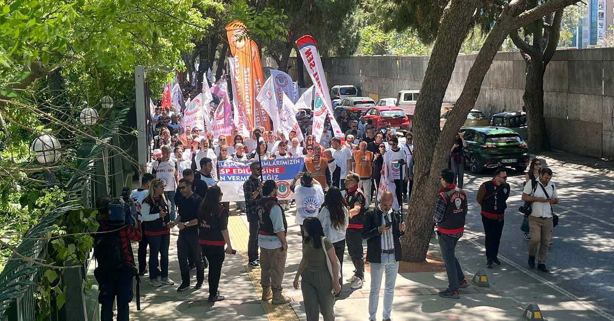 İzmir'de 4 belediyede iş bırakma eylemi yapıldı