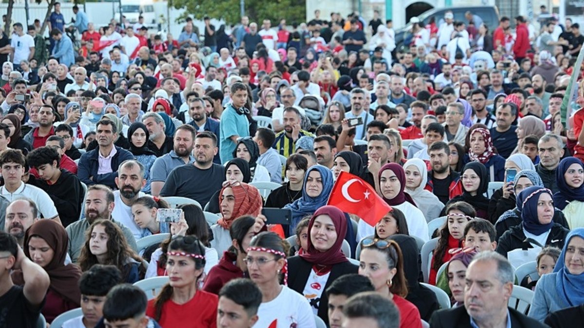 İzmir'de A Milli Futbol Takımı maçı izlendi