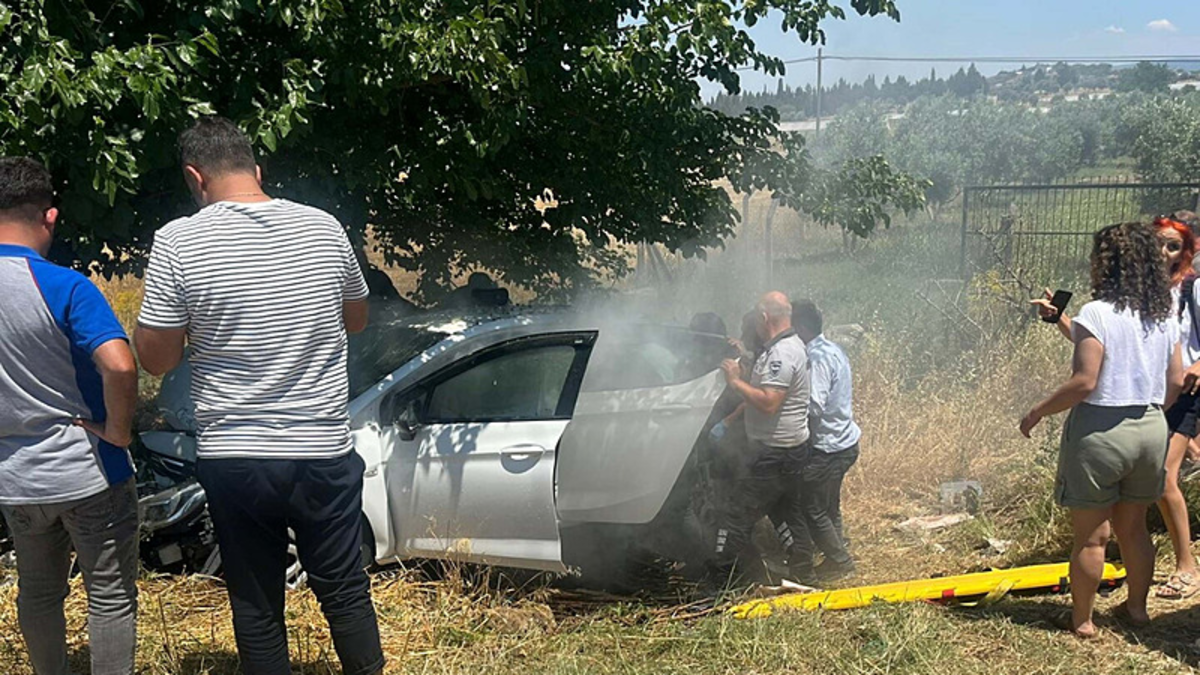 İzmir'de araç ağaca çarptı 4 kişi yaralandı