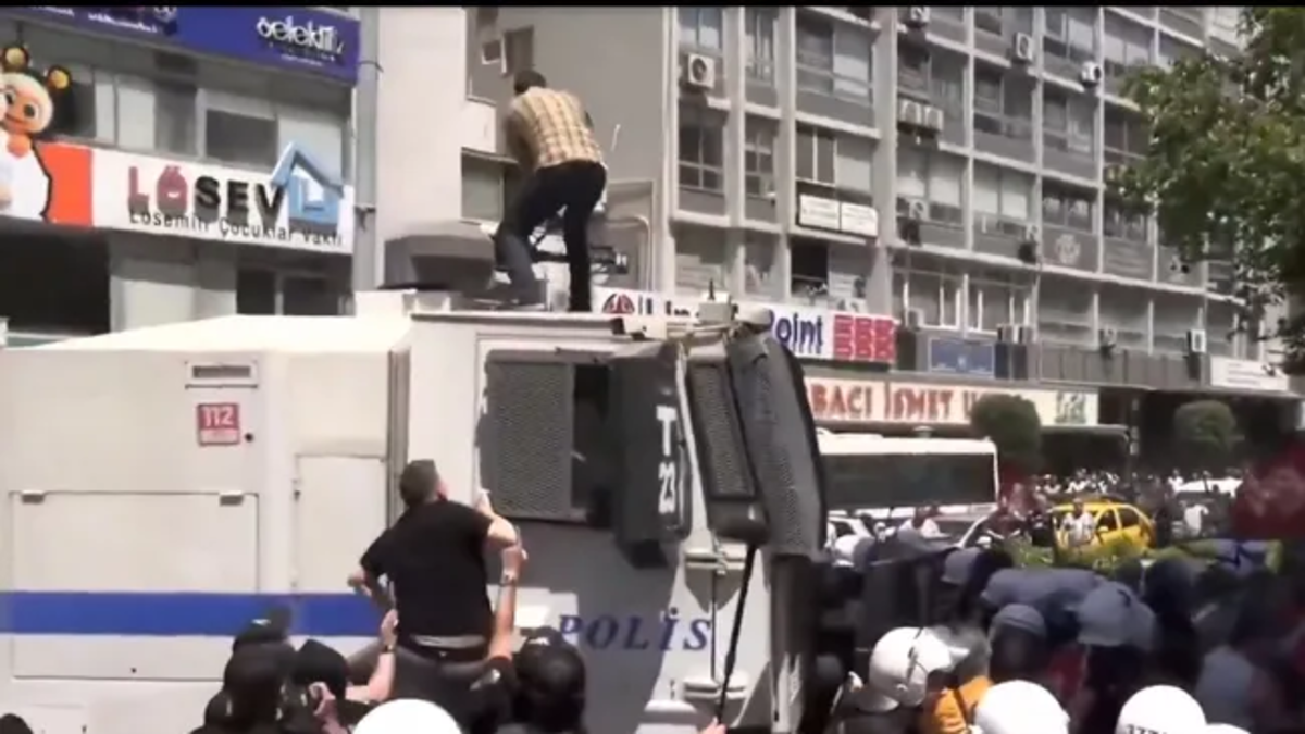 İzmir'de CHP'lilerle polis arasında gerginlik çıktı