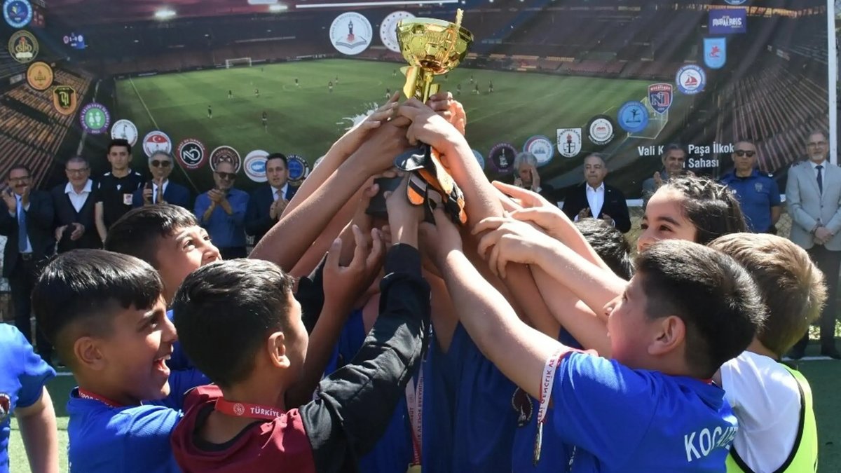 İzmir'de ilkokul öğrencileri futbol turnuvasında yarıştı