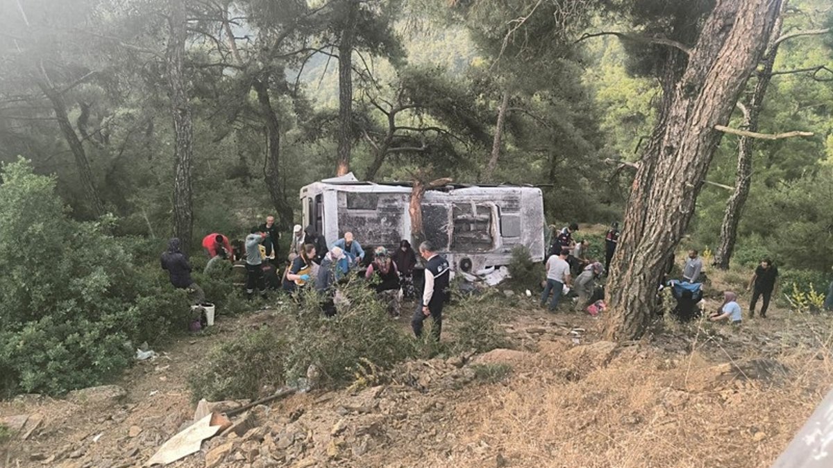 İzmir'de işçi servisi devrildi