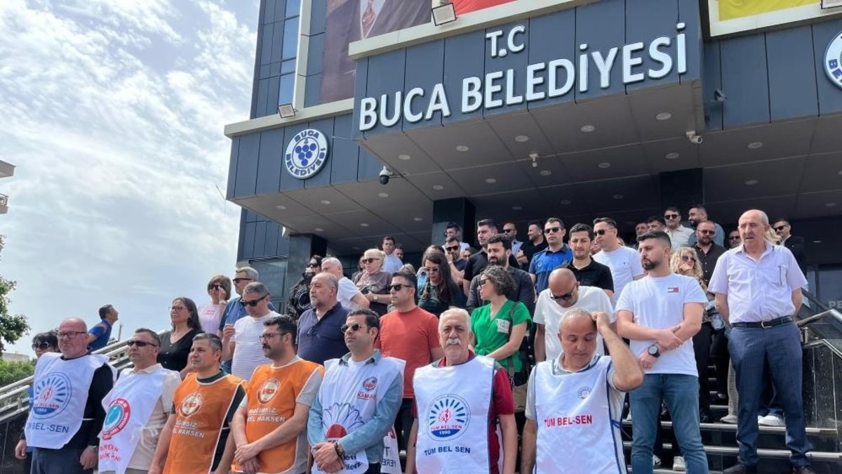 İzmir'de memurlar alacakları için eylemde