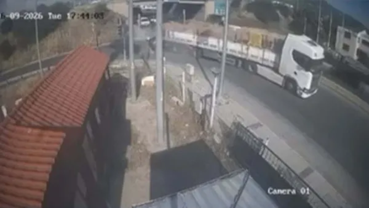 İzmir'de Ölümcül Kaza: TIR'a Çarpan Otomobilin Sürücüsü Hayatını Kaybetti