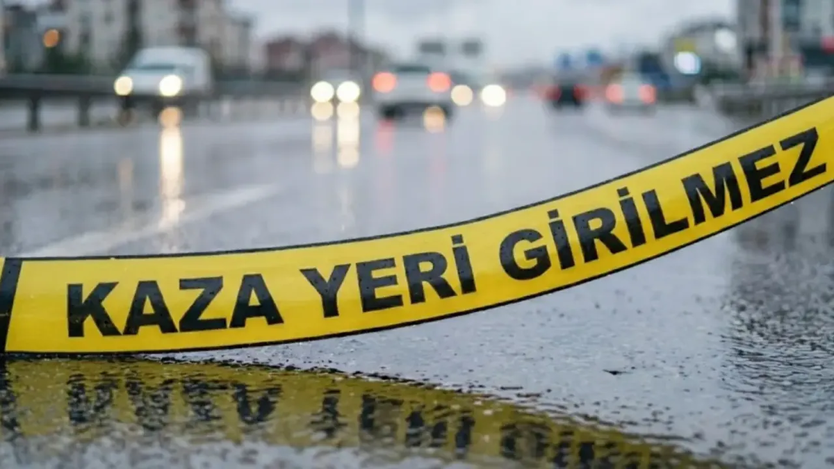 İzmir'de otomobil ağaca çarptı: 1 ölü, 3 yaralı