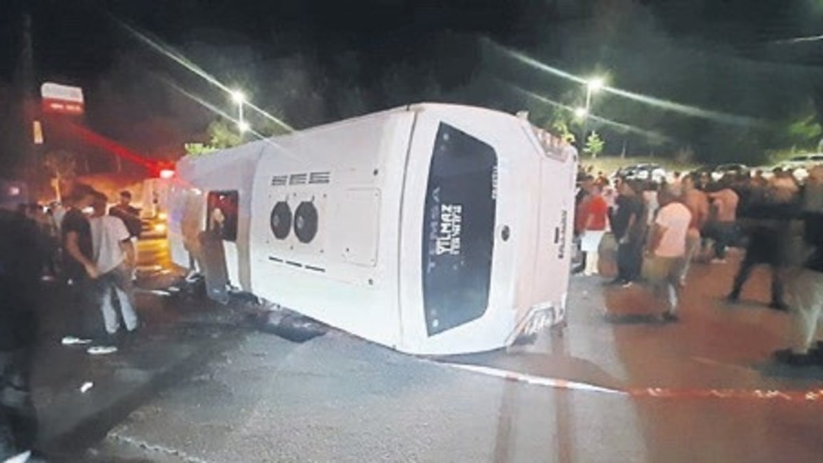 İzmir'de servis otobüsü otomobille çarpıştı
