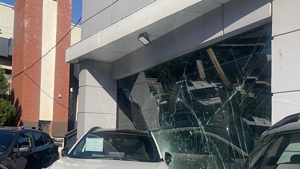 İzmir'de TIR Çarptı, Otomobil Galerinin Camına Daldı