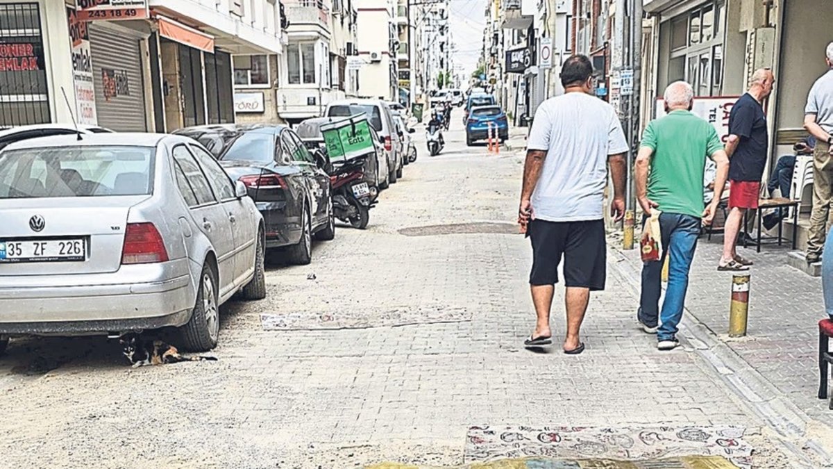 İZSU'nun asfaltlamadığı sokaklar halıyla kapatıldı