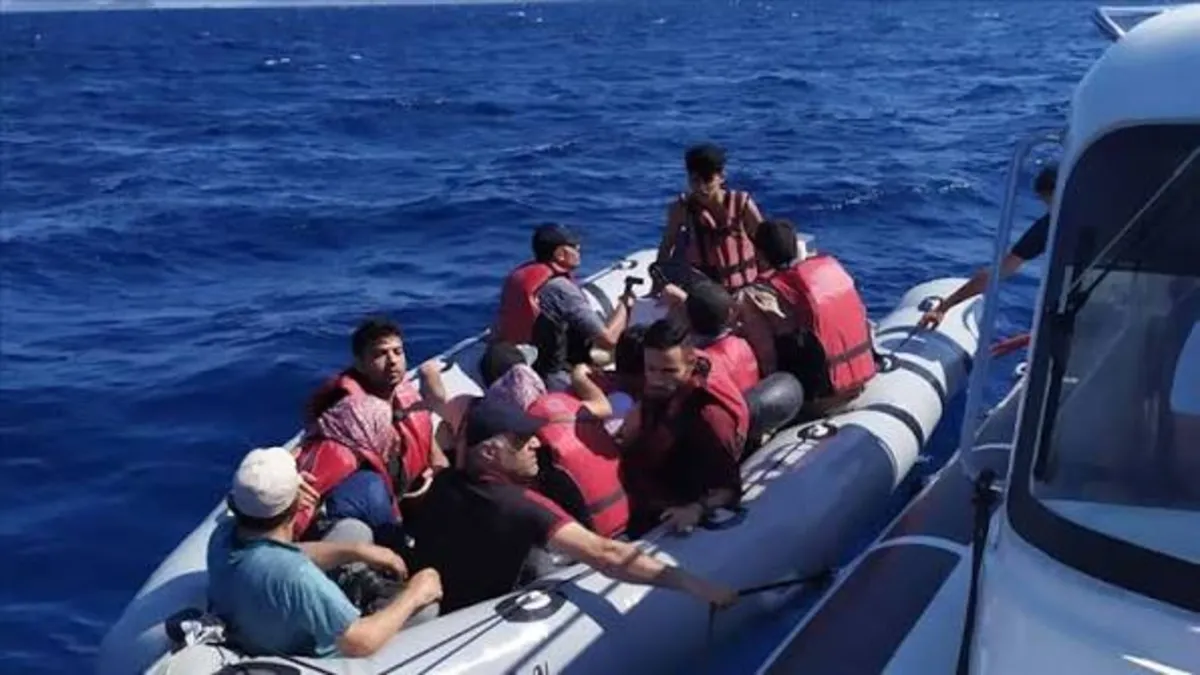 Çeşme açıklarında 16 düzensiz göçmen kurtarıldı