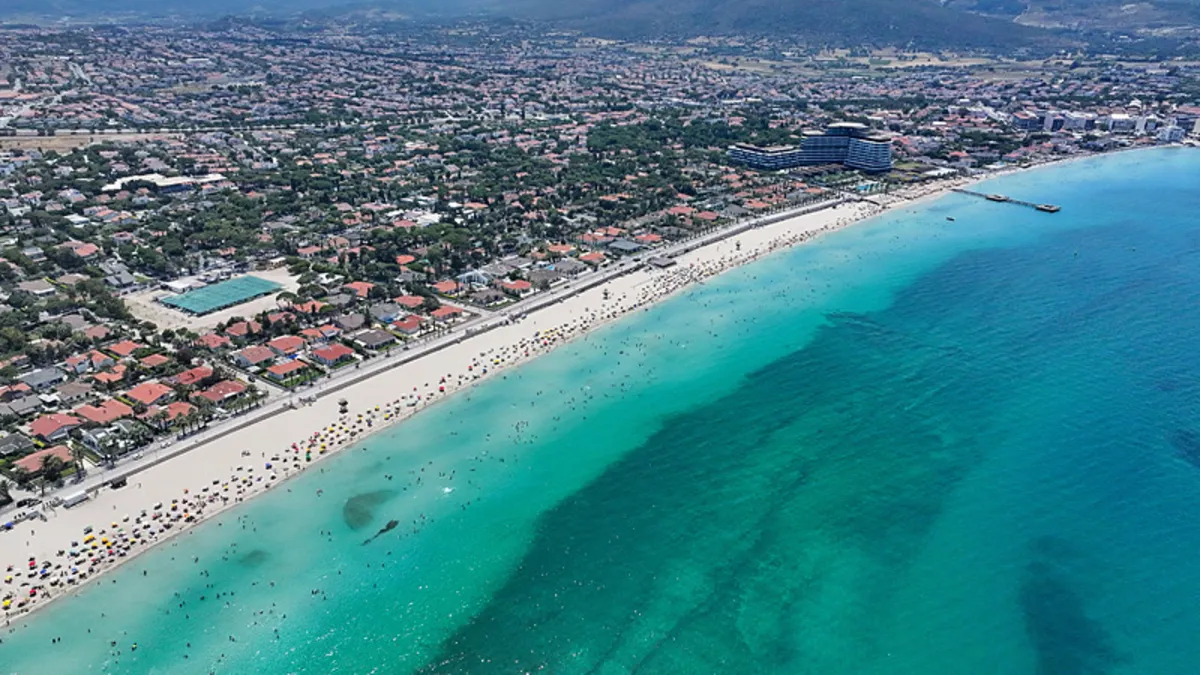 Çeşme'de sahillerde yoğunluk oluştu