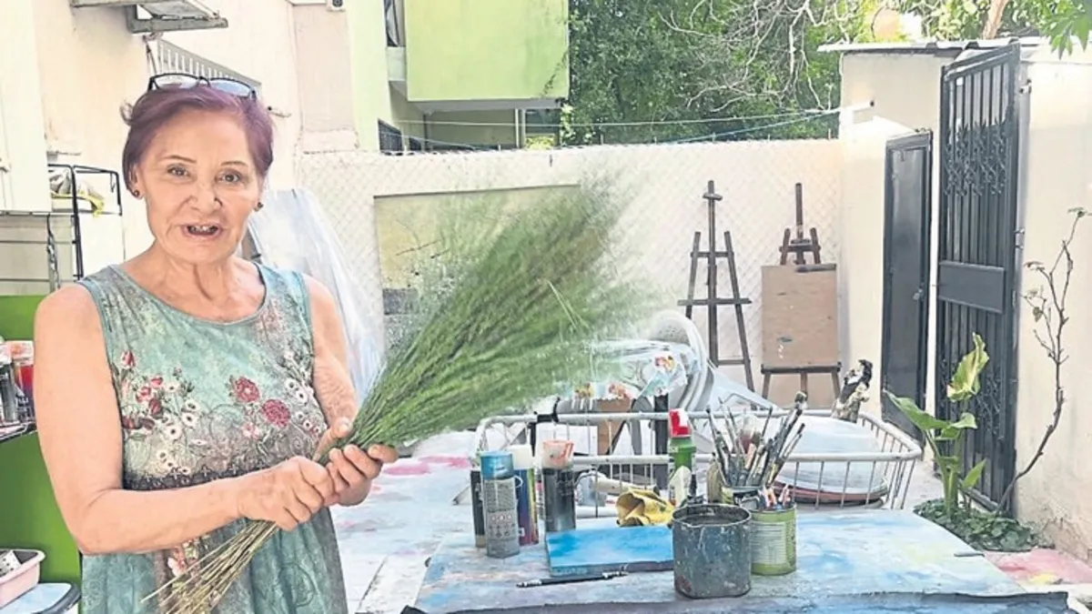 Emekli öğretmen evinin bahçesini atölye yaptı