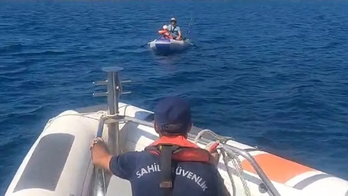 Foça açıklarında lastik bottaki kişi ve çocuk kurtarıldı