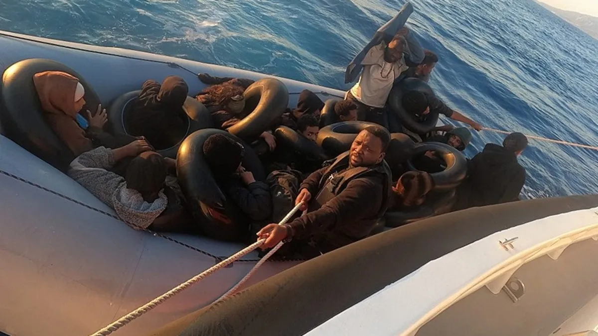 İzmir açıklarında 21 düzensiz göçmen kurtarıldı