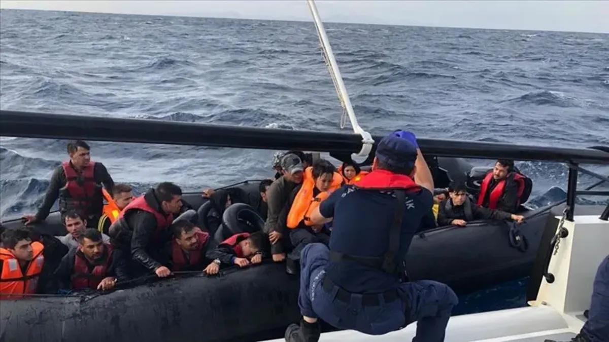 İzmir açıklarında 73 düzensiz göçmen yakalandı