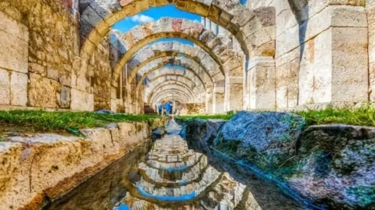 İzmir Agora'sı 2000 yıllık sırlarıyla dikkat çekiyor