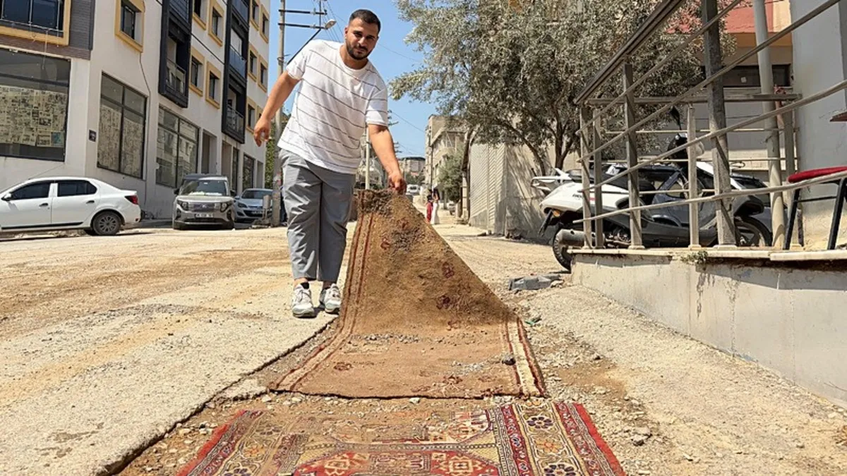 İzmir Bayraklı'da bozuk yollar vatandaşları mağdur ediyor