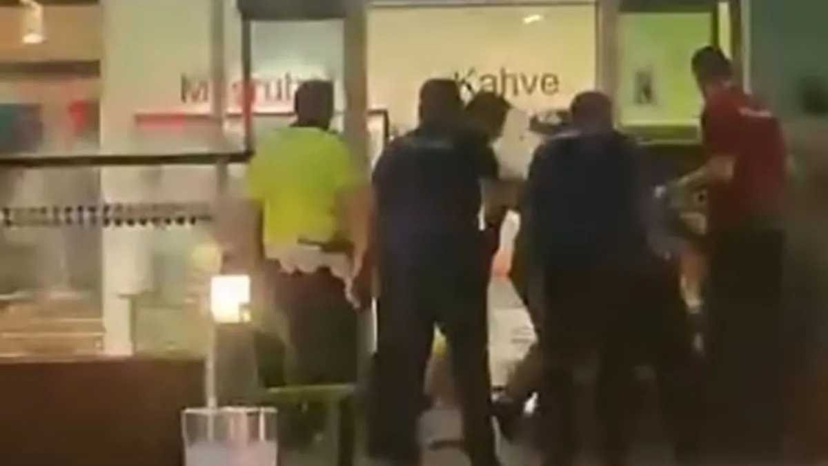 İzmir Havalimanında Bıçaklı Saldırı