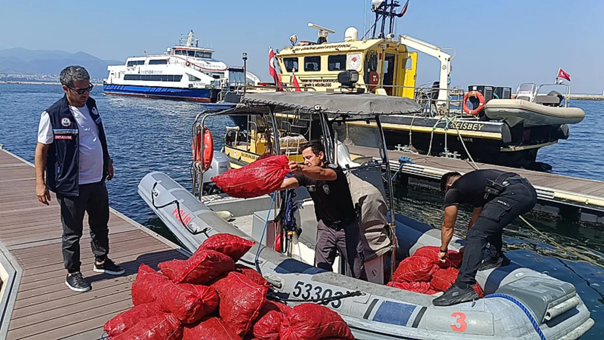 İzmir'de 560 kilo kara midye ele geçirildi