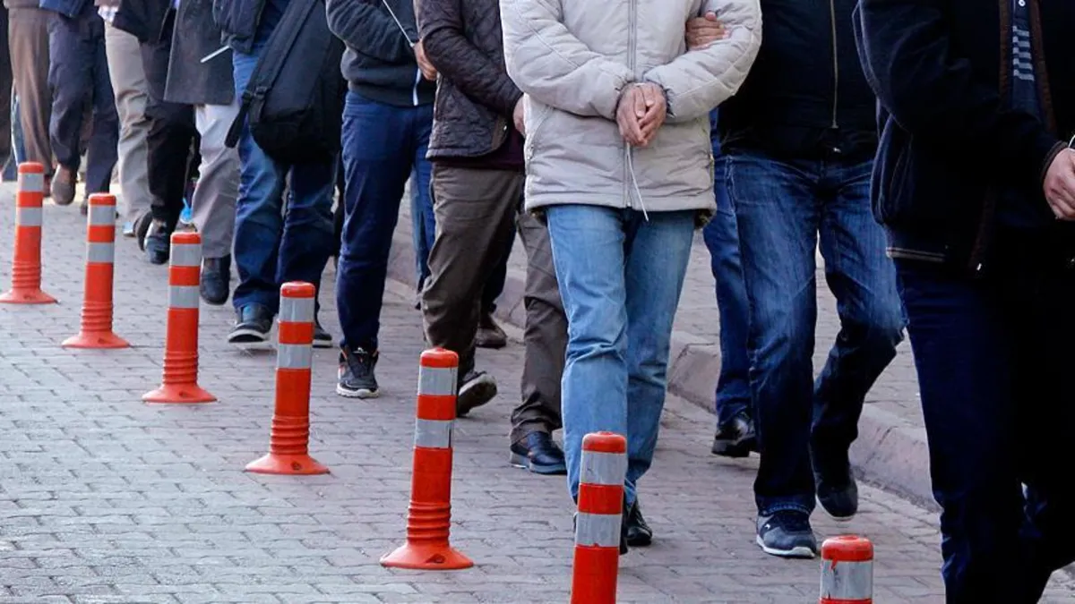 İzmir'de 9 kişi gözaltına alındı