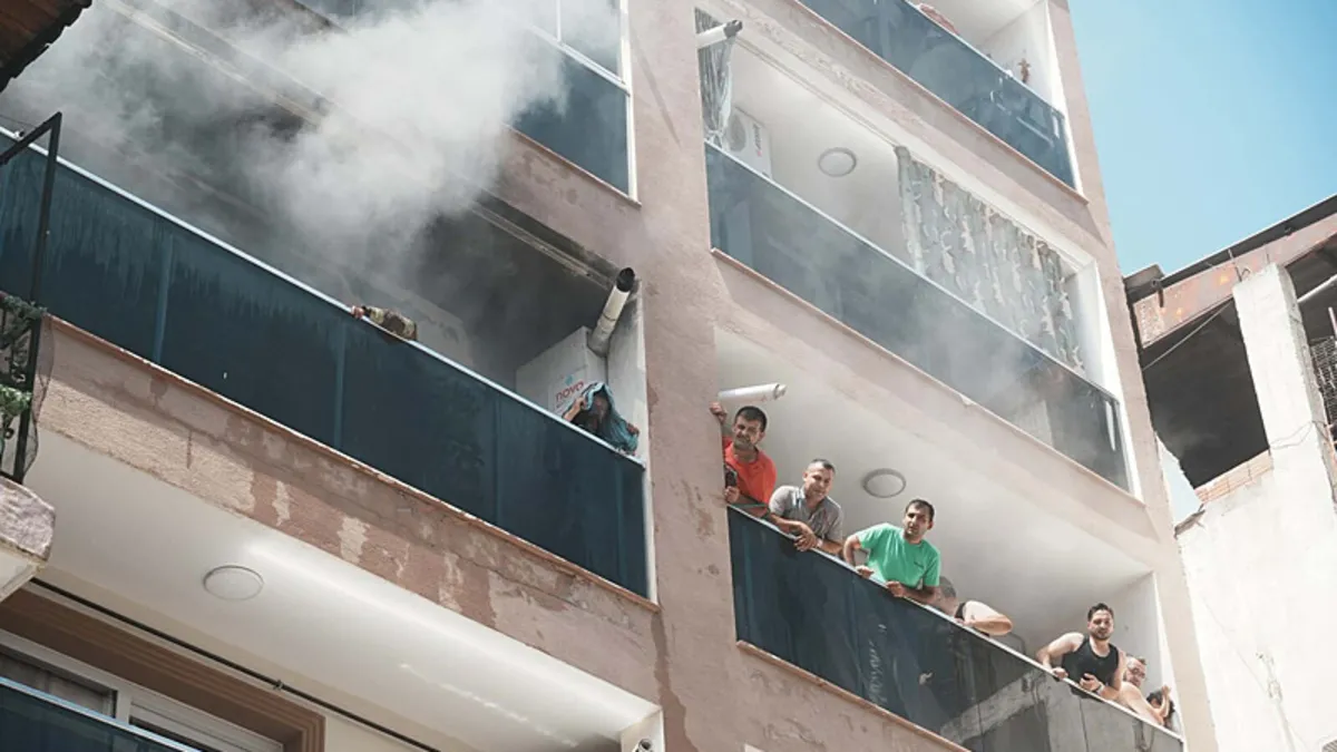 İzmir'de apartmanda yangın çıktı