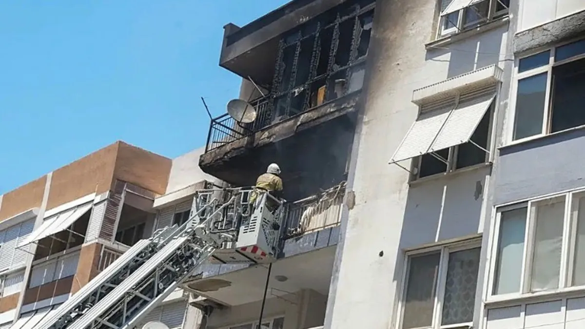 İzmir'de apartmanda yangın çıktı