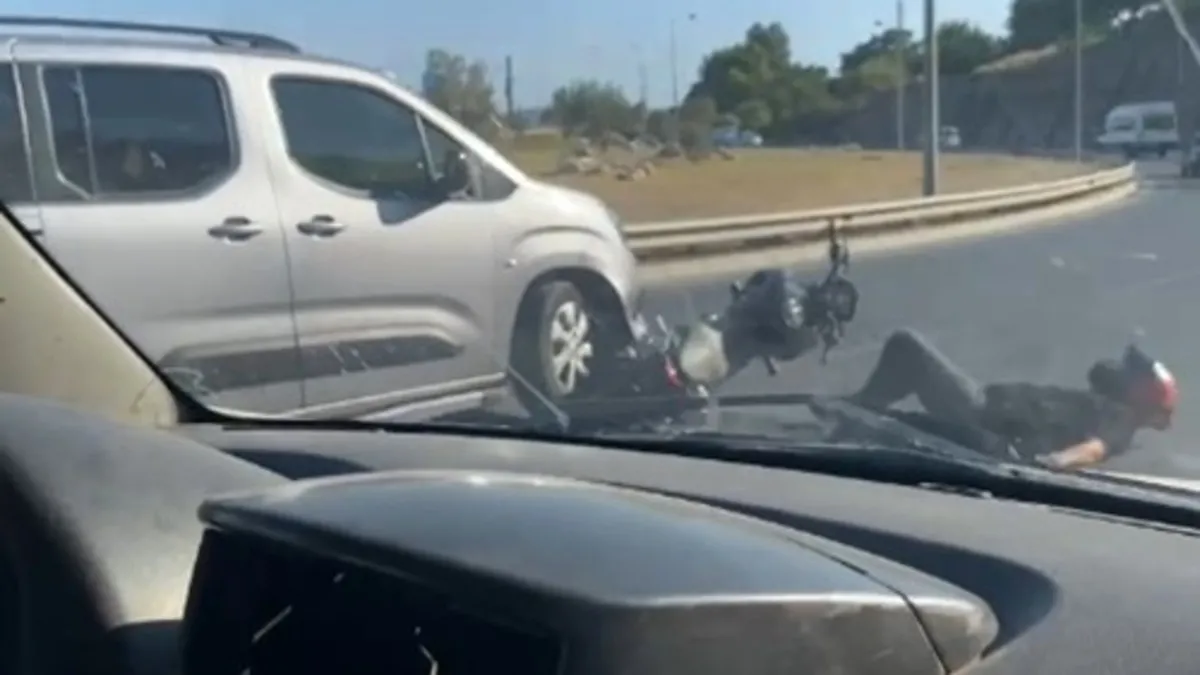 İzmir'de araç sürücüsü motosikleti çarptı