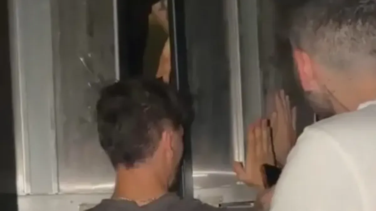 İzmir'de asansörde mahsur kalma liveda.