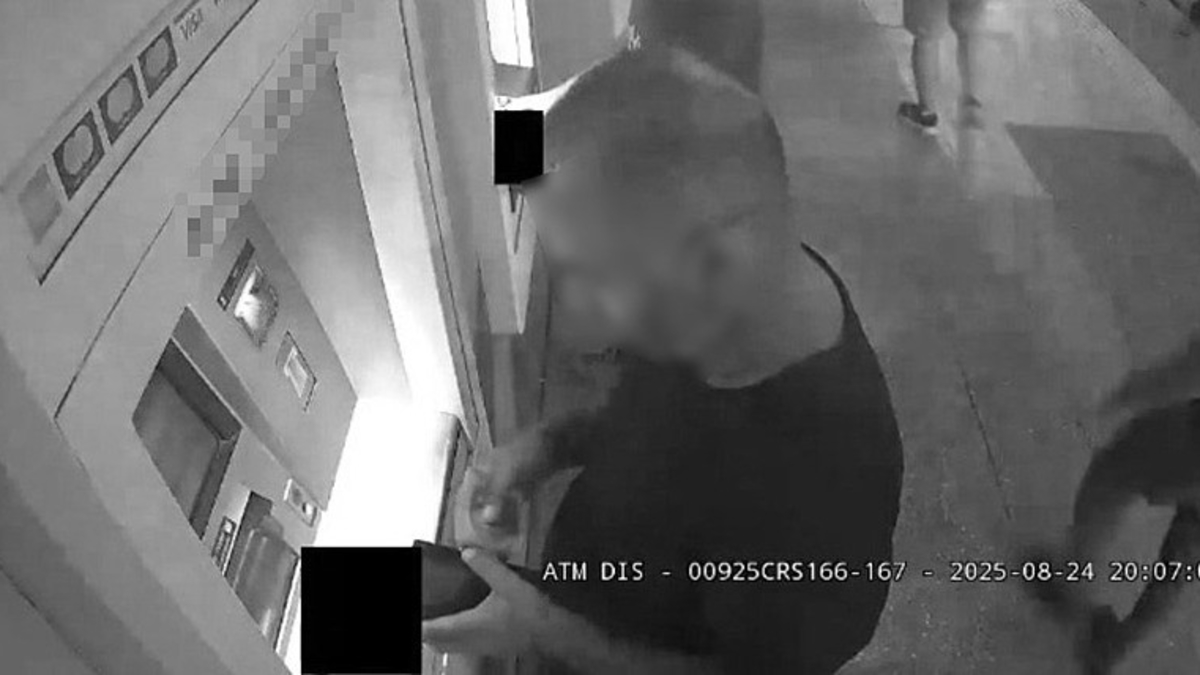 İzmir'de ATM'den düşen parayı vatandaş aldı