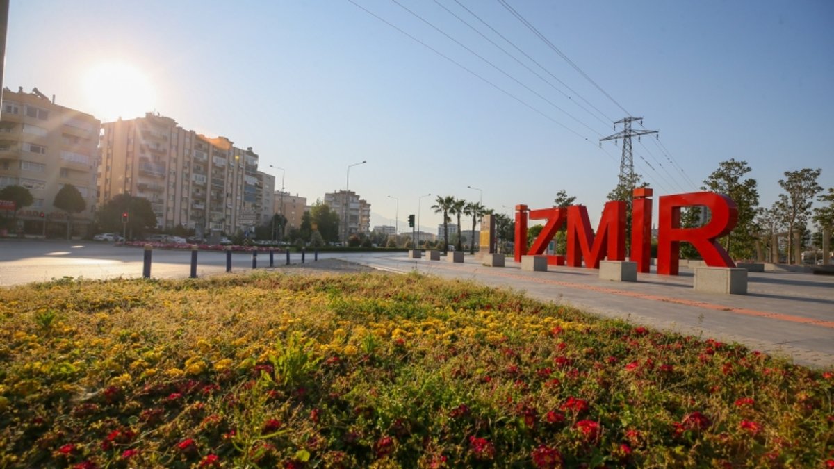 İzmir'de bugün hava 34°C ve az bulutlu olacak.