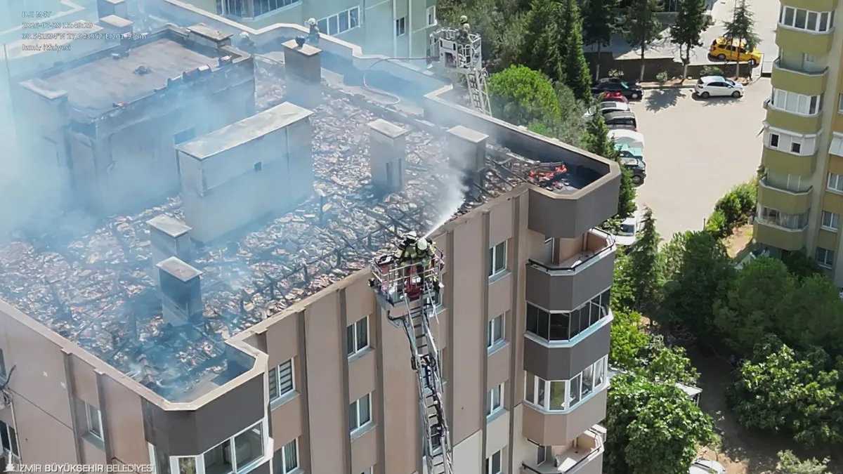 İzmir'de çatı yangınından 3 işçi kurtarıldı