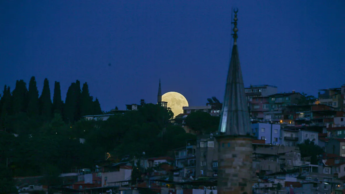 İzmir'de dolunay ve gün batımı görüntülendi