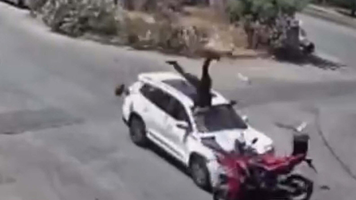 İzmir'de ehliyetsiz sürücü motosiklete çarptı