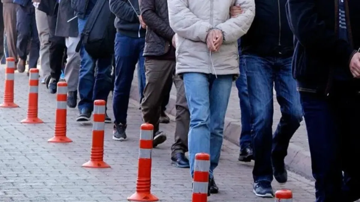 İzmir'de FETÖ soruşturmasında 8 bin 883 şüpheli tutuklandı