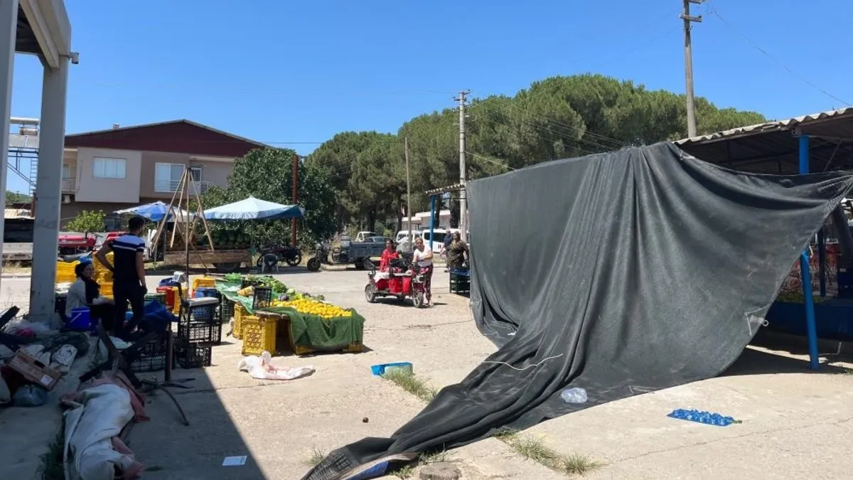 İzmir'de fırtına pazar yerini vurdu