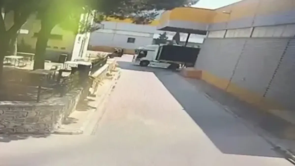 İzmir'de forklift ve tır çarpıştı sürücü öldü