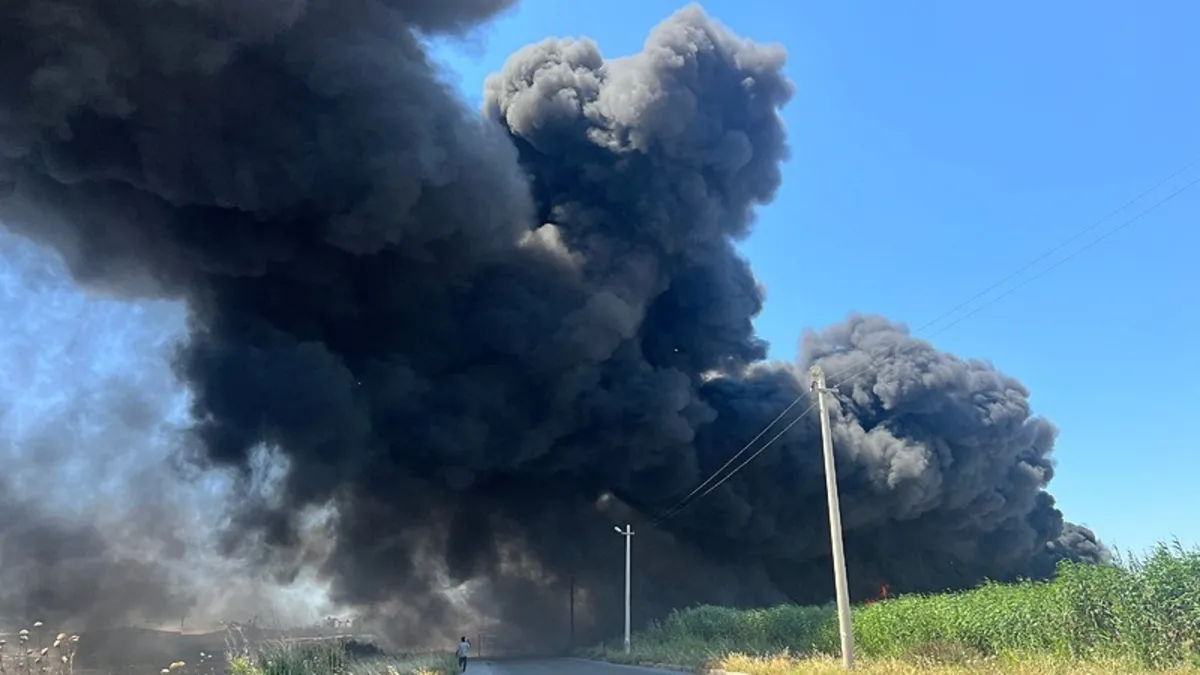 İzmir'de geri dönüşüm fabrikasında yangın çıktı