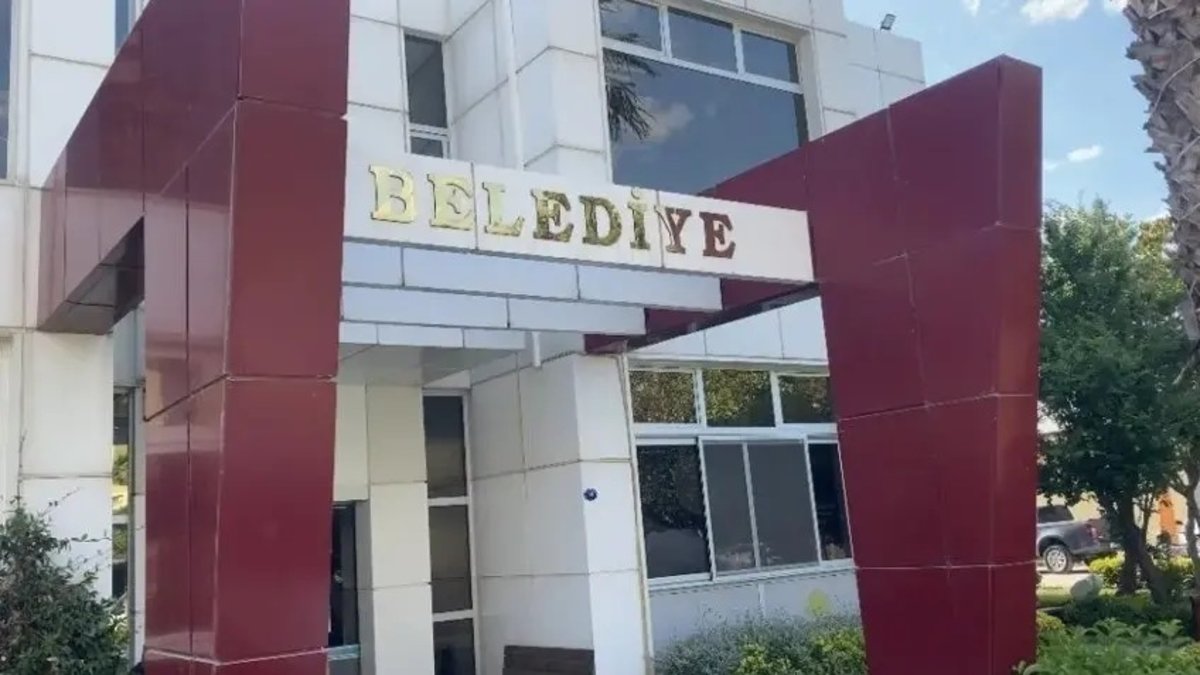 İzmir'de iki belediye başkanı gözaltına alındı