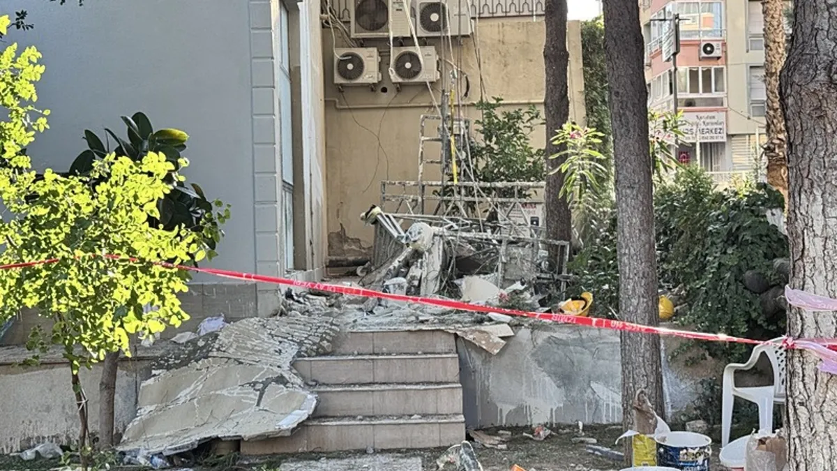 İzmir'de iskele düştü