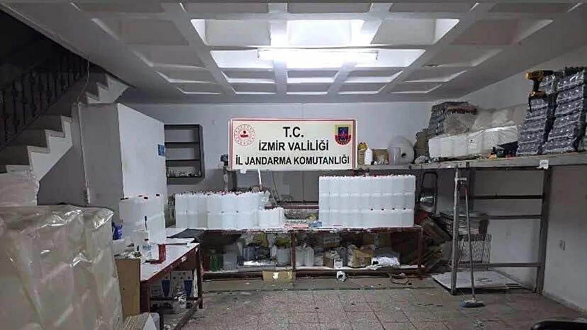 İzmir'de kaçak alkol ve tütün operasyonu yapıldı