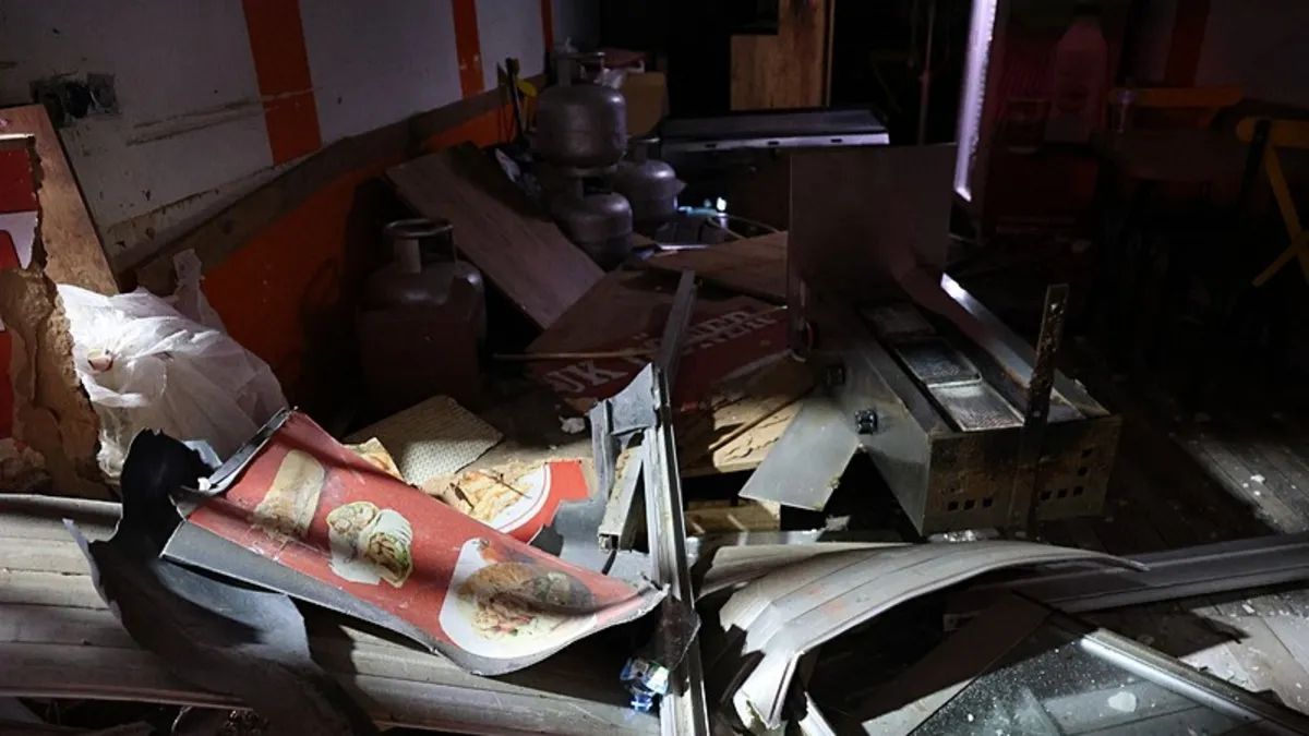 İzmir'de otomobil dükkana çarptı