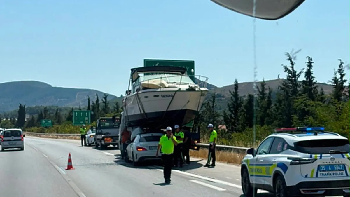 İzmir'de otomobil tekneyle çarpıştı