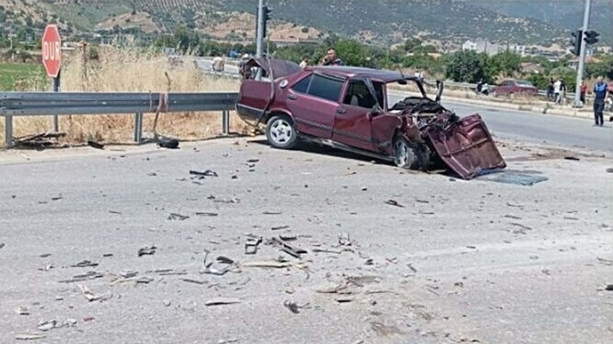 İzmir'de otomobil ve su tankeri çarpıştı