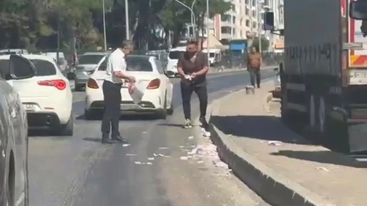 İzmir'de para yola saçıldı