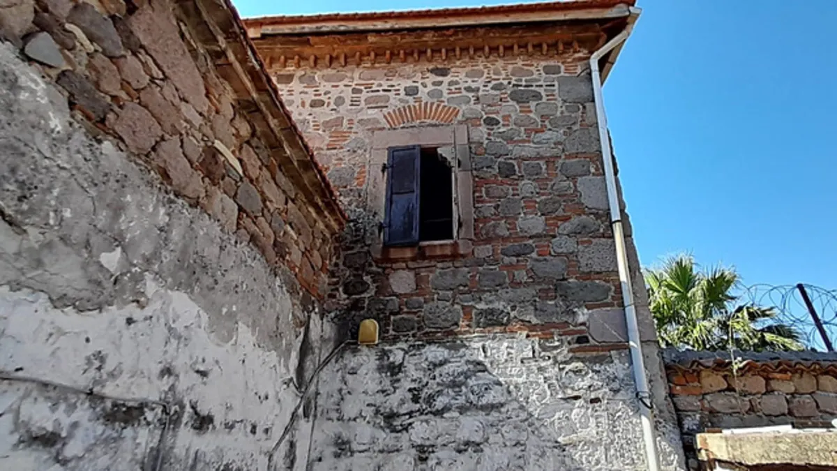 İzmir'de tarihi bina satışa çıktı