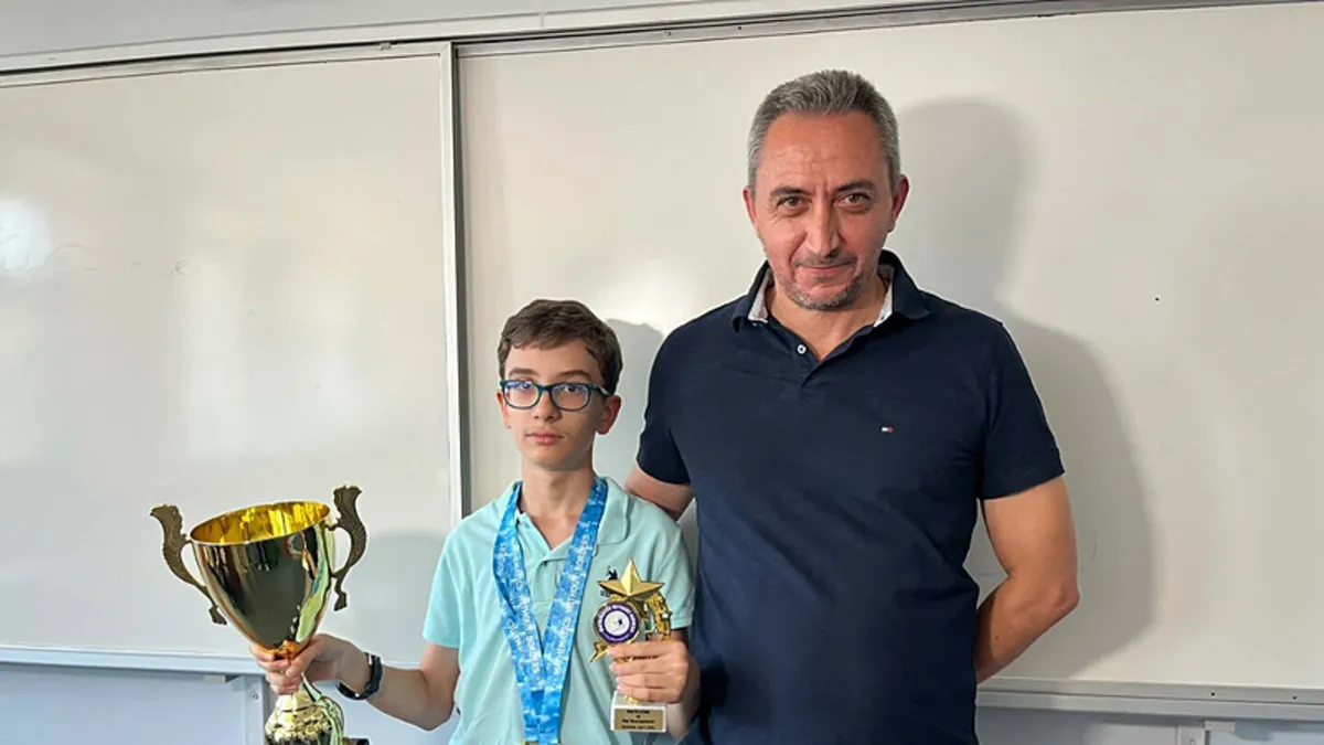 İzmirli öğrenci Bulgaristan'da matematik yarışmasında altın madalya kazandı