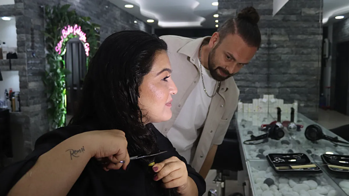 Kadın saçlarını kanser hastalarına bağışladı